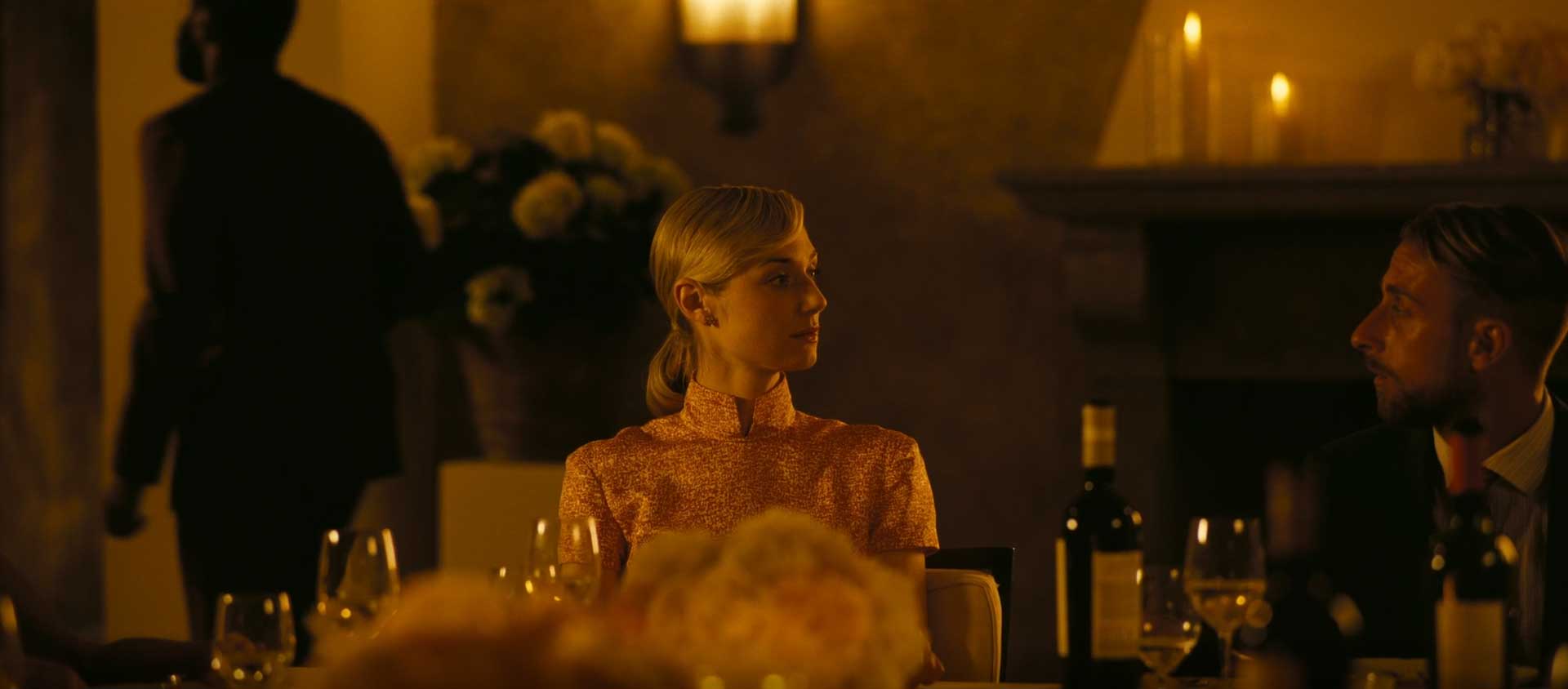 کت با بازی الیزابت دبیکی در فیلم Tenet کریستوفر نولان سر میز شام و مشغول گفت و گو با یک مهمان