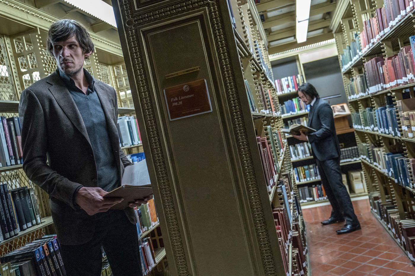 جان ویک و بوبان مریانوویچ در یک کتابخانه در فیلم john wick