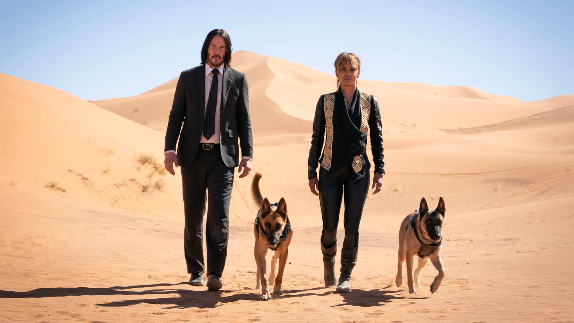 کیانو ریوز و هلی بری در بیابان به همراه سگ‌های خود در فیلم john wick