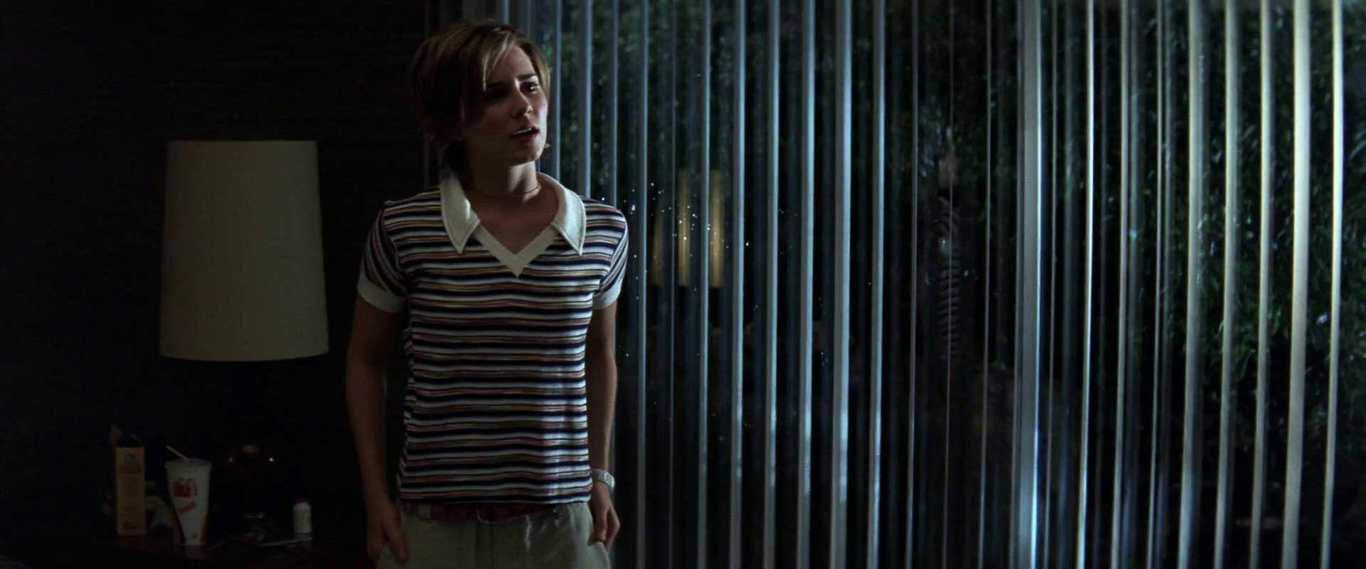دختر تنها با موهای کوتاه داخل بخشی از خانه و مقابل پنجره ها در فیلم Matchstick Men ریدلی اسکات با بازی نیکلاس کیج
