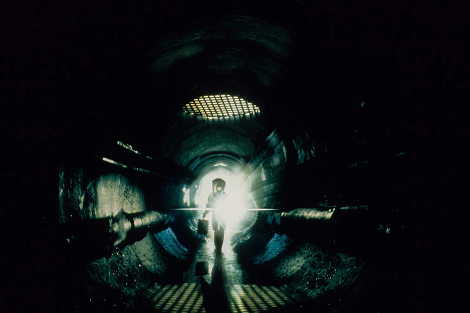 فیلم Mimic دل تورو و فرد قرارگرفته در مقابل نور انتهای تونل