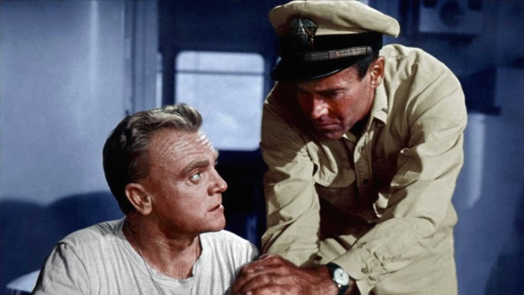 کاپیتان کشتی در حال صحبت با یکی از خدمه در فیلم Mister Roberts جان فورد