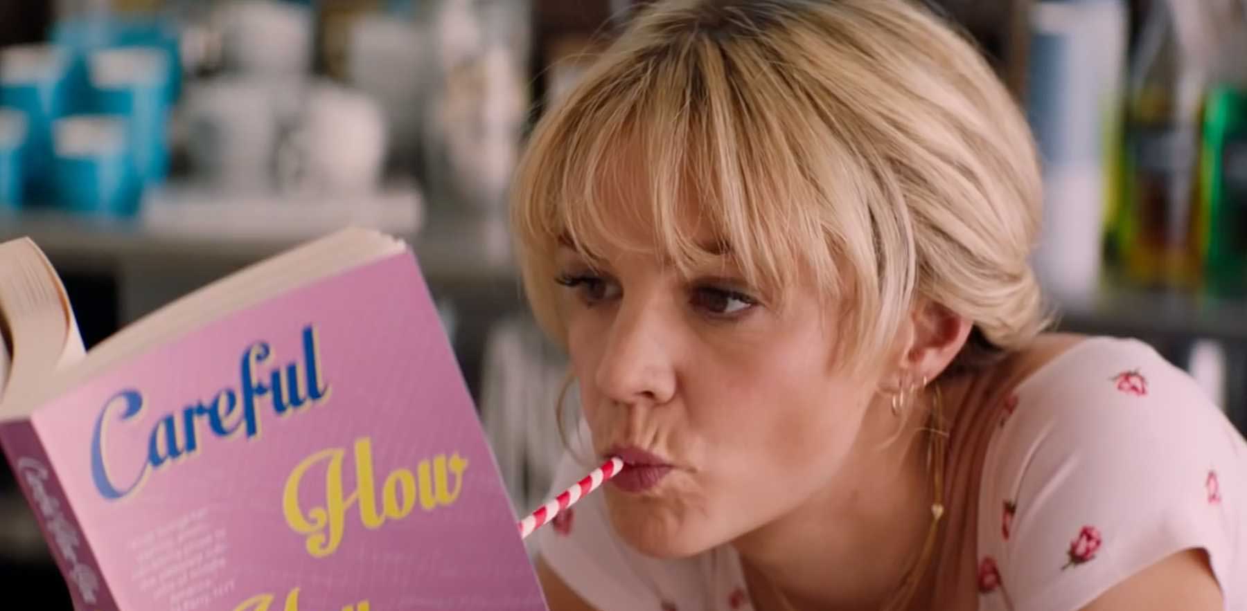 کری مولیگان در حال میلک شیک خوردن و کتاب خواندن در فیلم Promising Young Woman