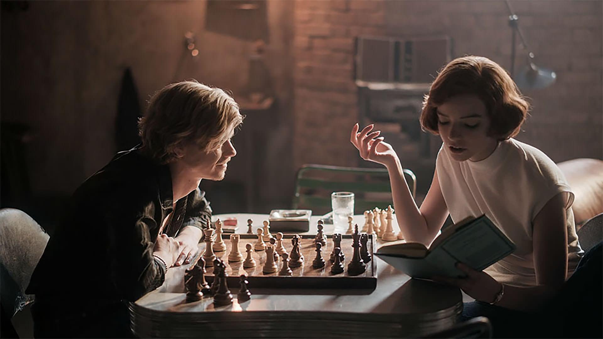 بث هارمن و بن در حال بازی شطرنج در سریال گامبی وزیر