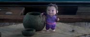 دختربچه کوچک با لبخند بامزه و لباس بنفش در انیمیشن رایا و آخرین اژدها