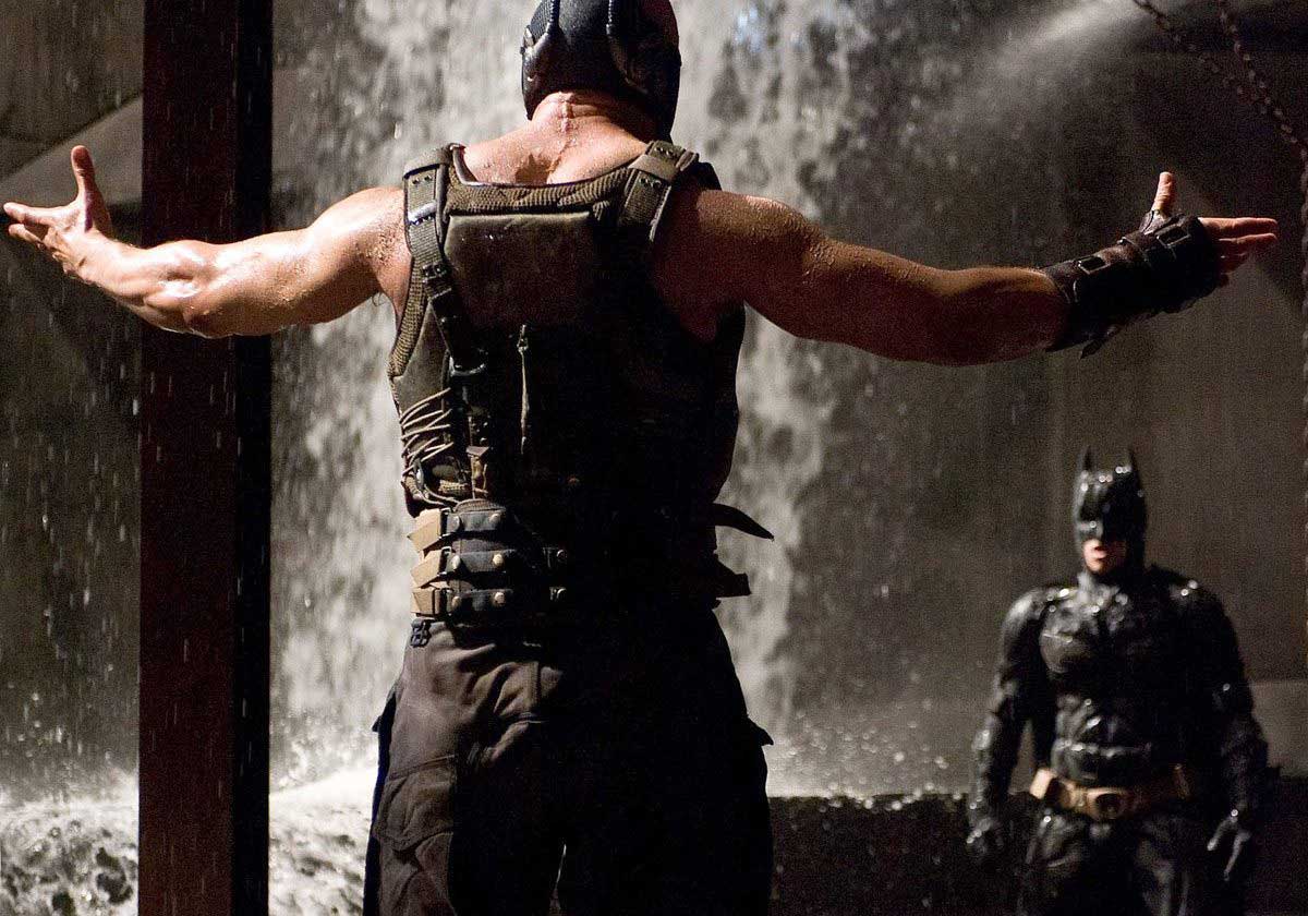 تام هاردی در نقش بین آماده شکستن کمر شوالیه تاریکی در فیلم The Dark Knight Rises کریستوفر نولان
