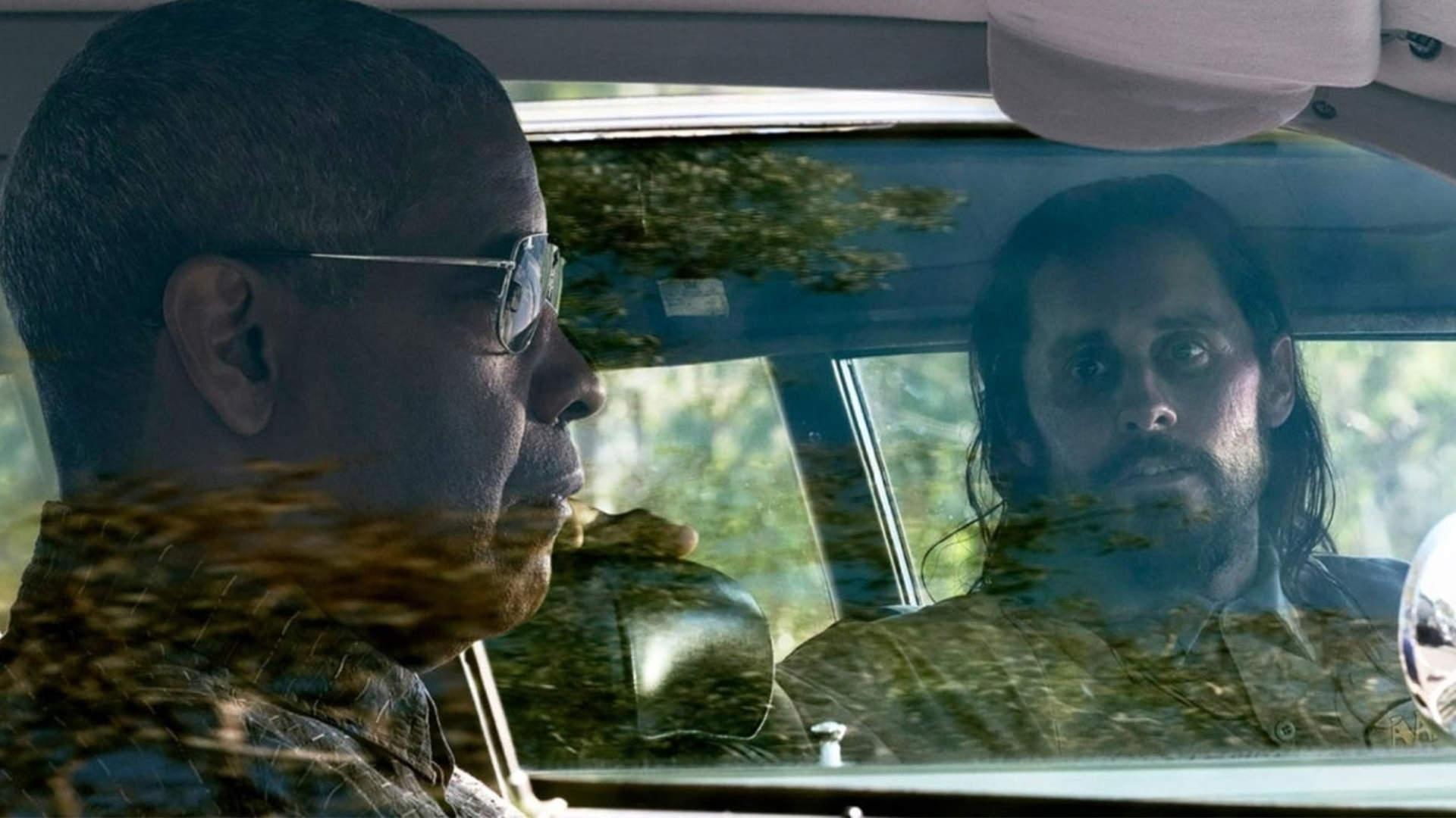 دنزل واشنگتن و جرد لتو در حال صحبت درون ماشین در  فیلم The Little Things
