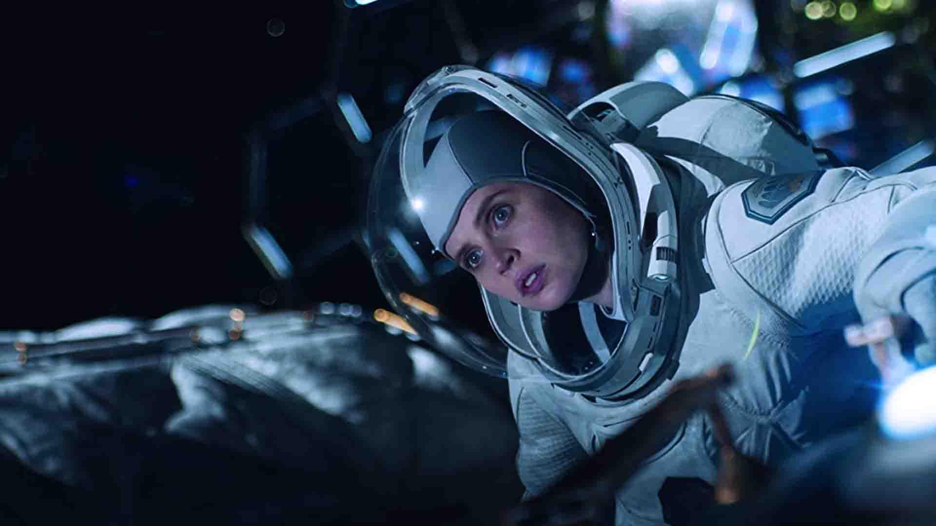 سالی (فلیسیتی جونز) در لباس فضانوردی در نمایی از فیلم آسمان نیمه شب