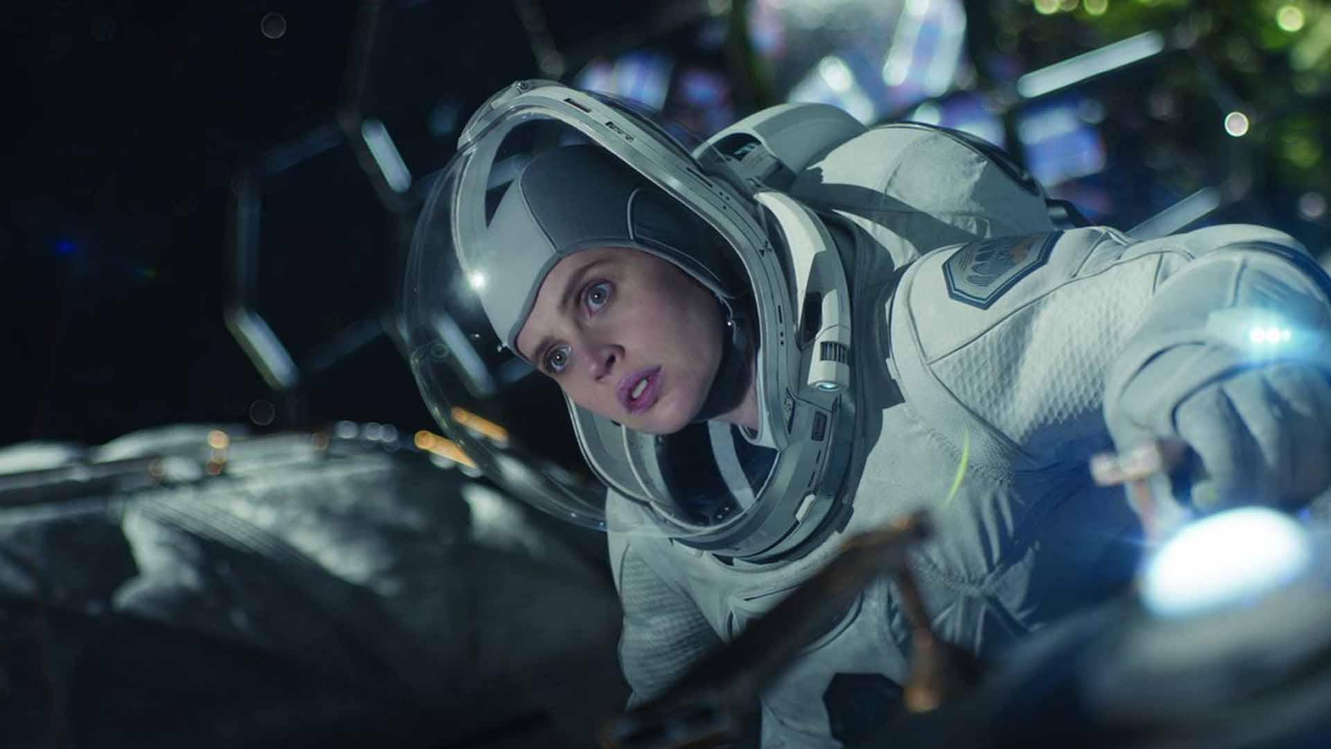 فیلیسیتی جونز در فضا در فیلم The Midnight Sky