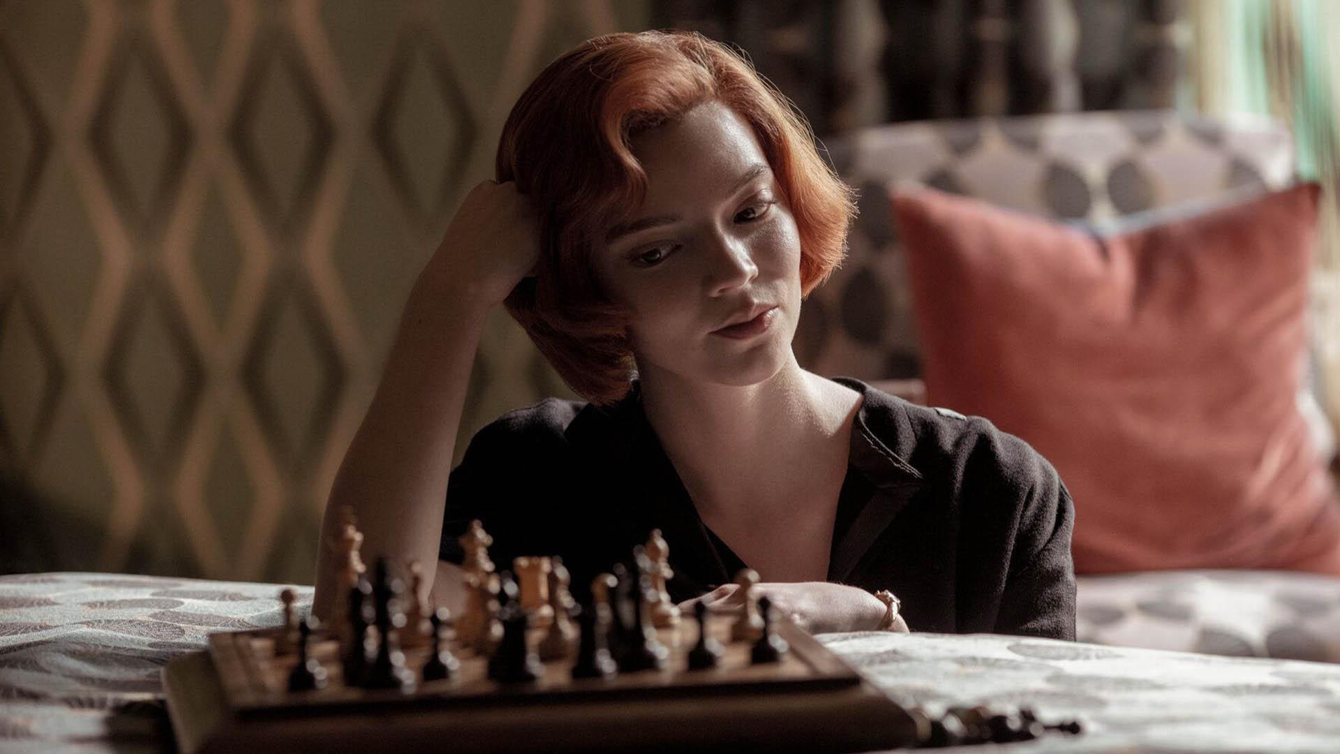 الیزابت هارمون در حال نگاه کردن به صفحه شطرنج در سریال the queen