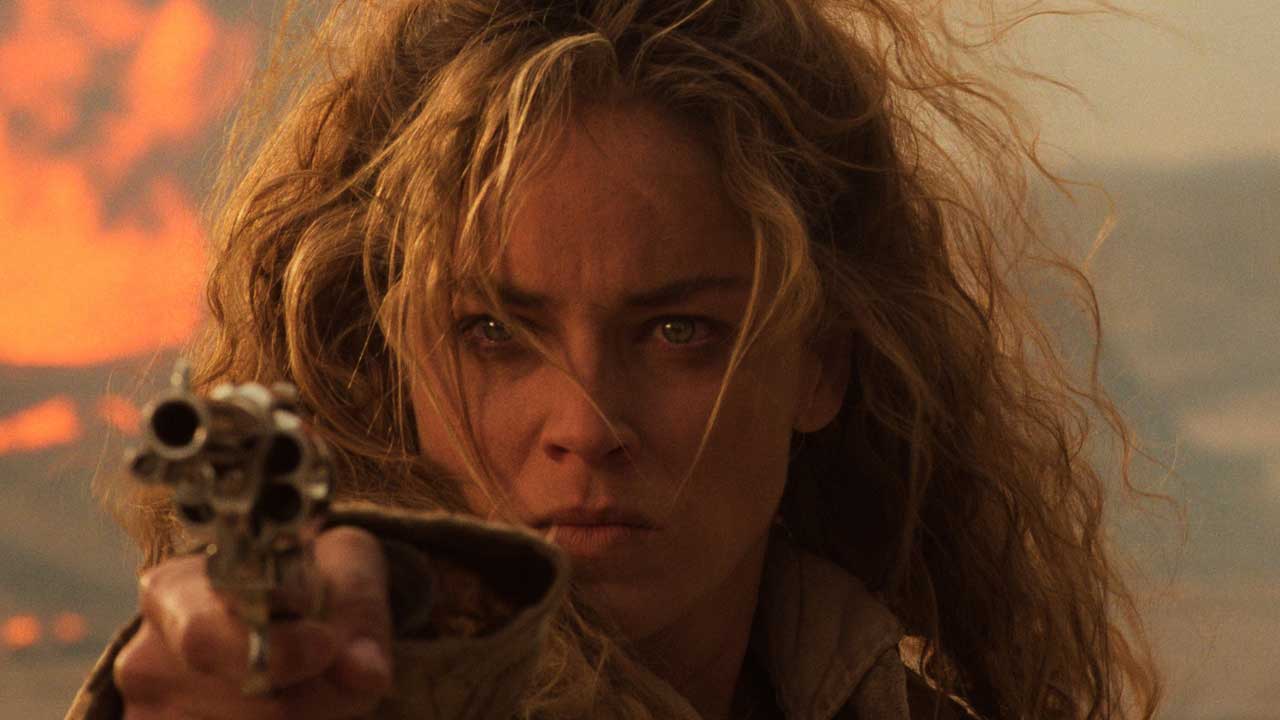 زن عصبانی با تفنگ مشغول نشانه رفتن دشمن در فیلم وسترن و اکشن سم ریمی