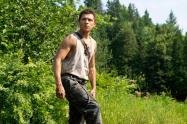 تام هالند در حال خارج شدن از جنگل در فیلم Chaos Walking