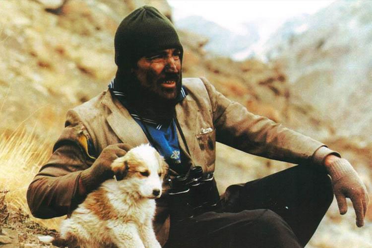 محسن تنابنده در فیلم دانه‌های ریز برف در کنار سگ