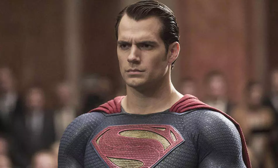 هنری کویل در نقش سوپرمن در مجموعه‌ی سینمایی Superman