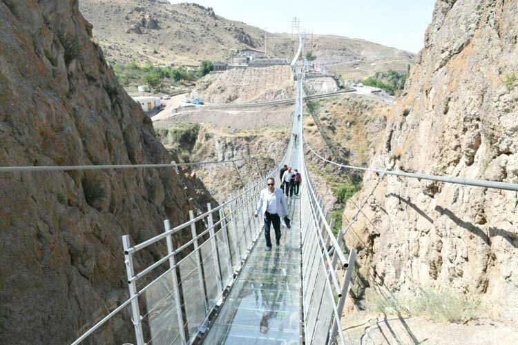 اولین پل معلق تمام شیشه‌ای ایران کجاست؟