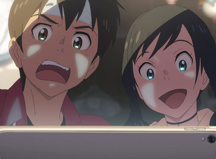 دختر شاد و پسر عصبانی مقابل نور لپتاب در خانه درون انیمه ژاپنی ماکوتو شینکای