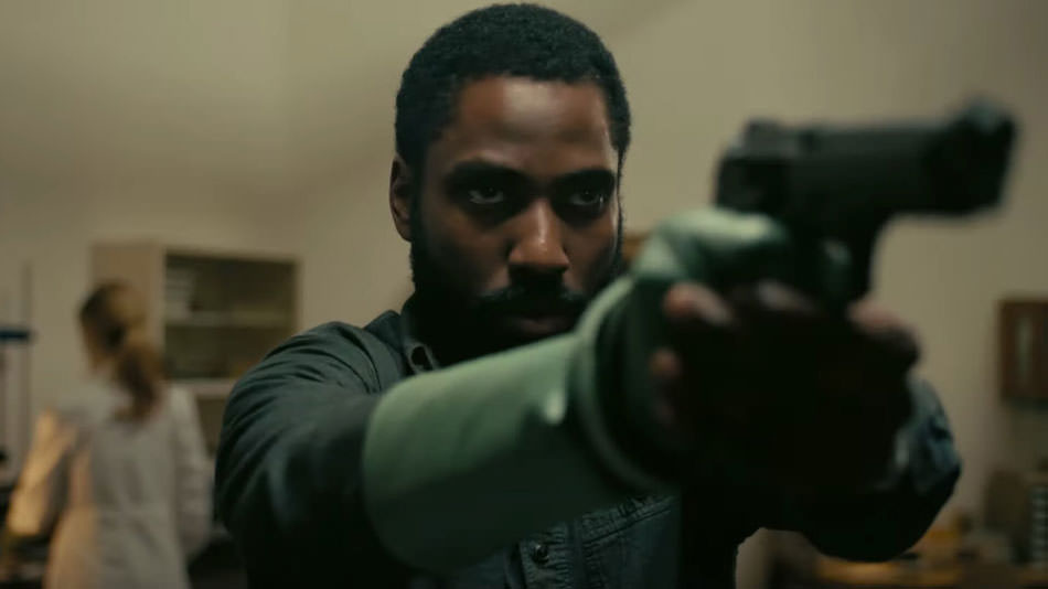 جان دیوید واشنگتن سیاه پوست با تفنگ در فیلم تنت