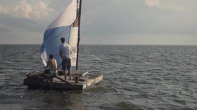 قایق در میان دریا در فیلم فیلم The Peanut Butter Falcon