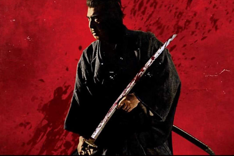 سامورایی سیاه پوش روی بک گراند قرمز فیلم Shogun Assassin