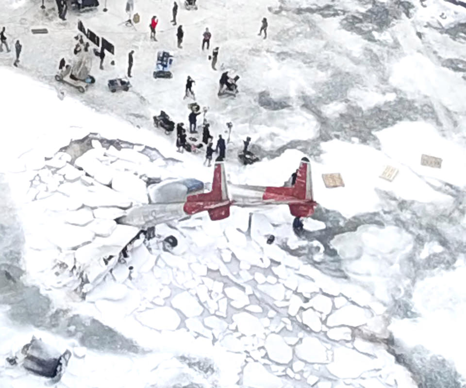 نمایی از هواپیما سقوط کرده در پشت صحنه فیلم Jurassic World: Dominion 