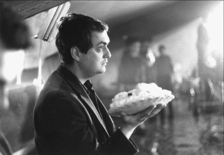 استنلی کوبریک با کیک در پشت صحنه فیلم دکتر استرنجلاو