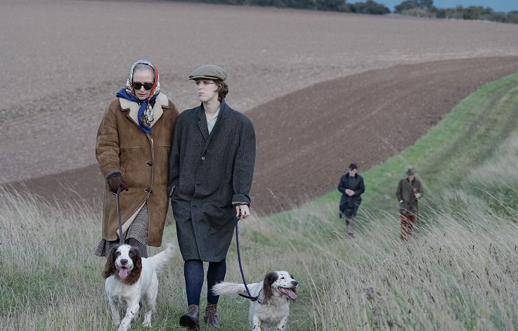 هانر براین در حال قدم زنی با سگ در فیلم یادگاری ۲۰۱۹