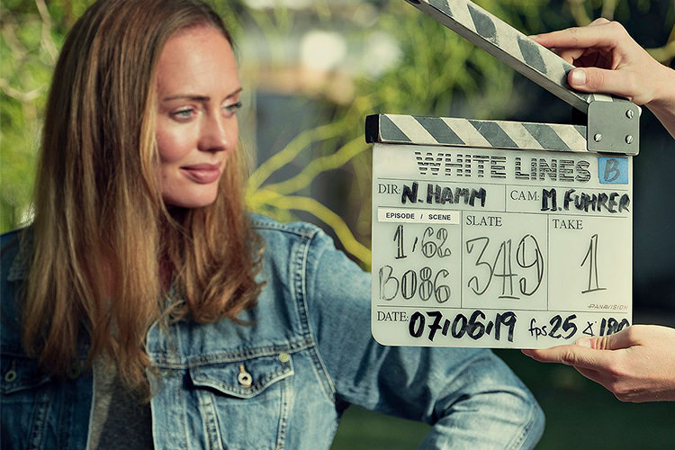 لاورا هادوک بازیگر نقش زویی در پشت صحنه سریال White Lines