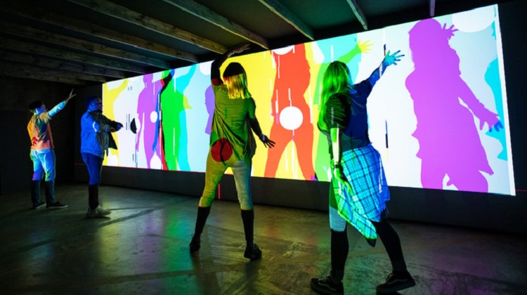 تعامل زنان و مردان در مقابل صفحه نمایش رنگی با اثر هنری 
