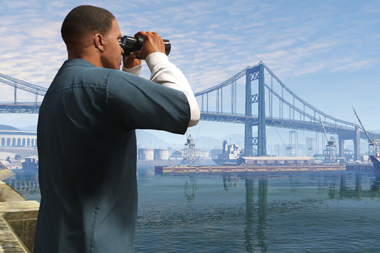 فرانکلین در حال دیده‌‌بانی از دریا در بازی GTA V