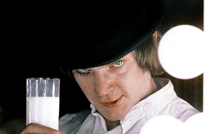 مالکوم مک دوول و لیوان شیر فیلم A Clockwork Orange‌ استنلی کوبریک