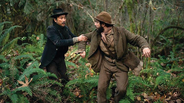 جان ماگارو و اوریون لی در حال فرار کردن در فیلم نخستین گاو