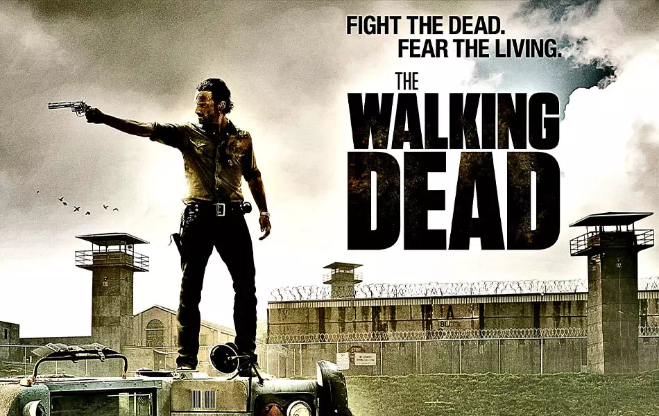 نورمن ریدس جلوی زندان در حال نشانه گرفتن تفنگ در سریال The walking dead