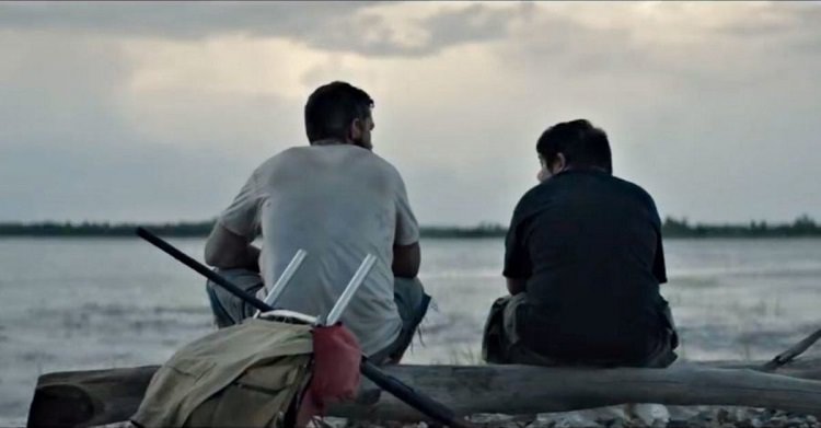 تایلر و النور نشسته روی قایق در فیلم شاهین کره بادام زمینی