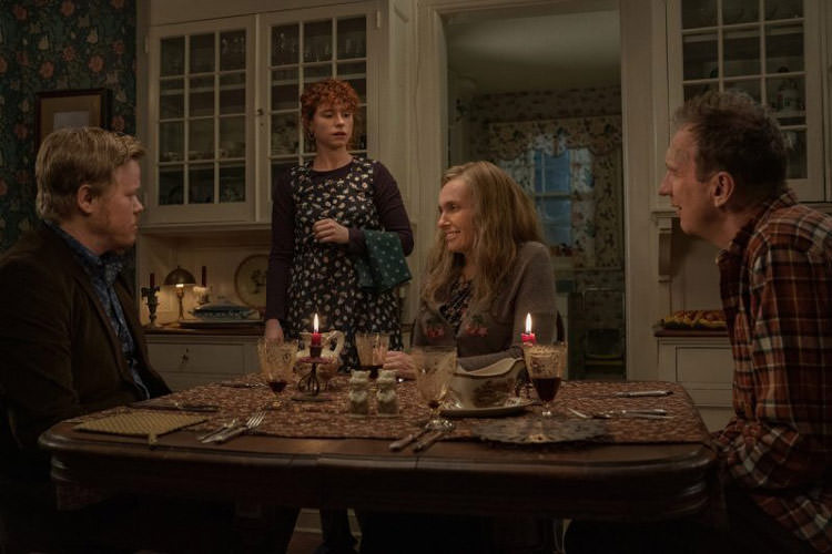 چند نفر دور میز با شمع در شب تاریخ داخل خانه در فیلم ترسناک جدید چارلی کافمن و نتفلیکس