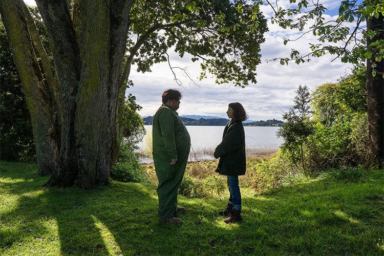 خورخه گارسیا و میلاری لوبوس در برابر دریاچه ایستاده اند. در نمایی از فیلم کسی از من خبر ندارد