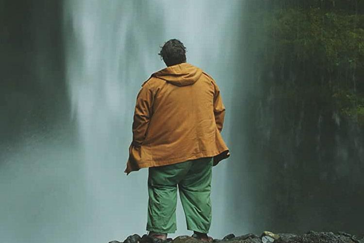 خورخه گارسیا در برابر آبشار در محل زندگی اش در فیلم کسی از من خبر ندارد