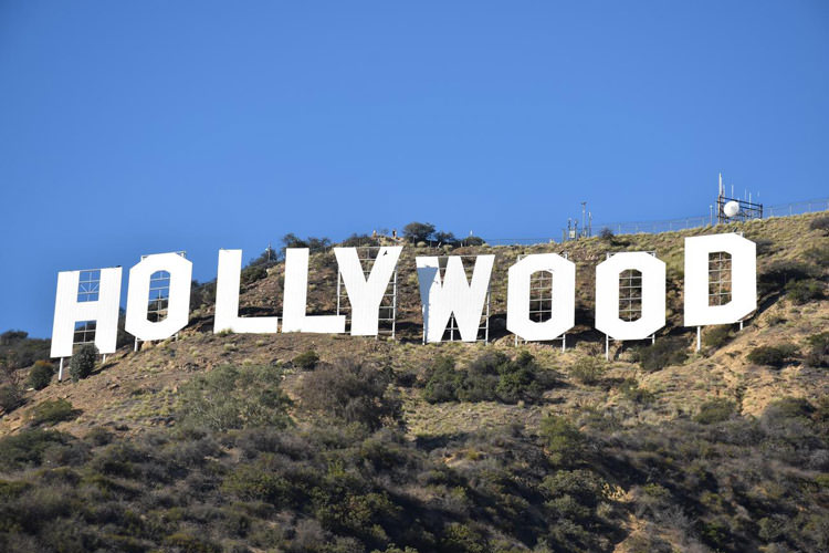 لوگو سفید و بزرگ هالیوود روی تپه های شهر لس آنجلس آمریکا