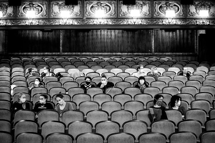 عکس سیاه و سفید از حضور مردم با ماسک در سینما اروپا