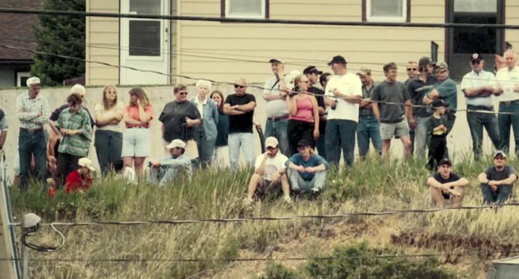 مردم در گرانبی، کلورادو در حال تماشای اتفاقاتی که مارتین در حال رقم زدن است در مستند لگدکوب