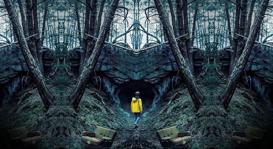 لوییس هافمن با بارانی زرد خود در مقابل غار ویندن در سریال Dark
