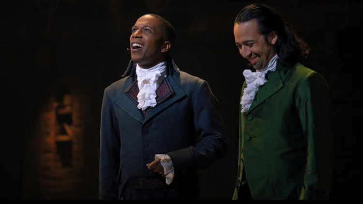 الکس بر و الکساندر همیلتون با لباس های باکلاس سبز و آبی و سفید در فیلم Hamilton