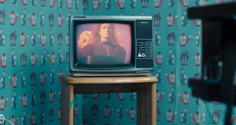 موزیک ویدیوی مرموز در سریال Dark در زیرزمین آبی رنگ