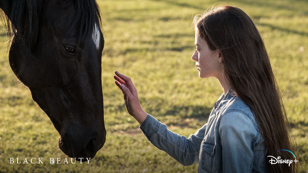 مک کنزی فوی در حال نوازش اسب زیبای سیاه در فیلم Black Beauty