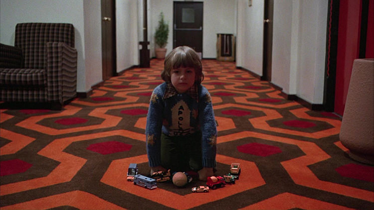 دنی لوید در راهروی فیلم The Shining