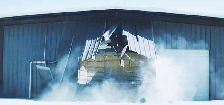 بولدوز مارتین هنگام خروج از سوله اش در کلرادو در مستند لگدکوب