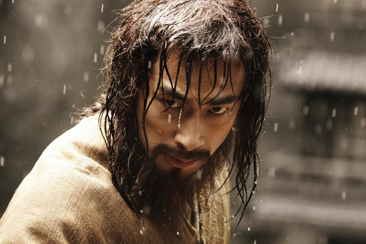 مردی با موی بلند در زیر باران کشور چین در فیلم True Legend