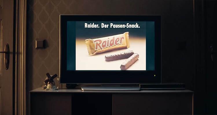 تبلیغ تلویزیونی شکلات Raider در سریال Dark
