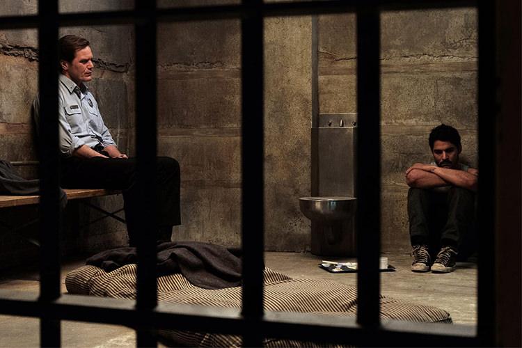 مایکل شانون و بابی سوتو در زندان در فیلم معدن