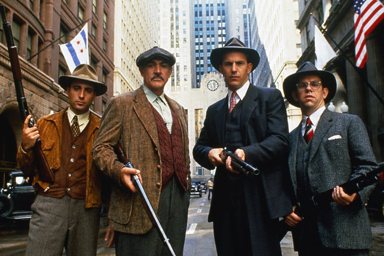 4 مرد مسلح آمریکایی در خیابان در فیلم The Untouchables