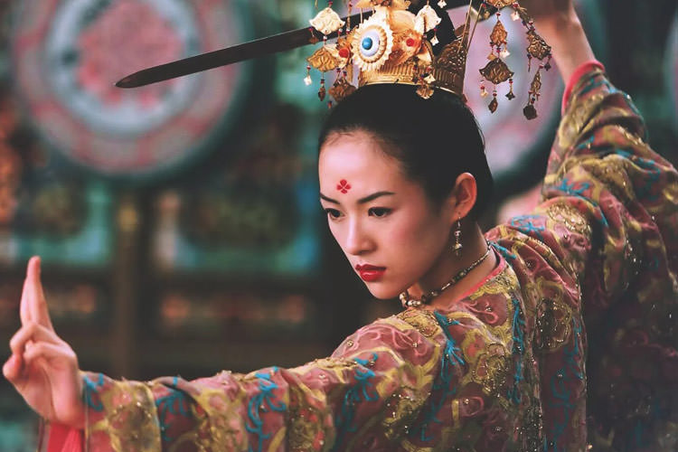 بانوی چینی مبارز با لباس رنگی در فیلم House of Flying Daggers